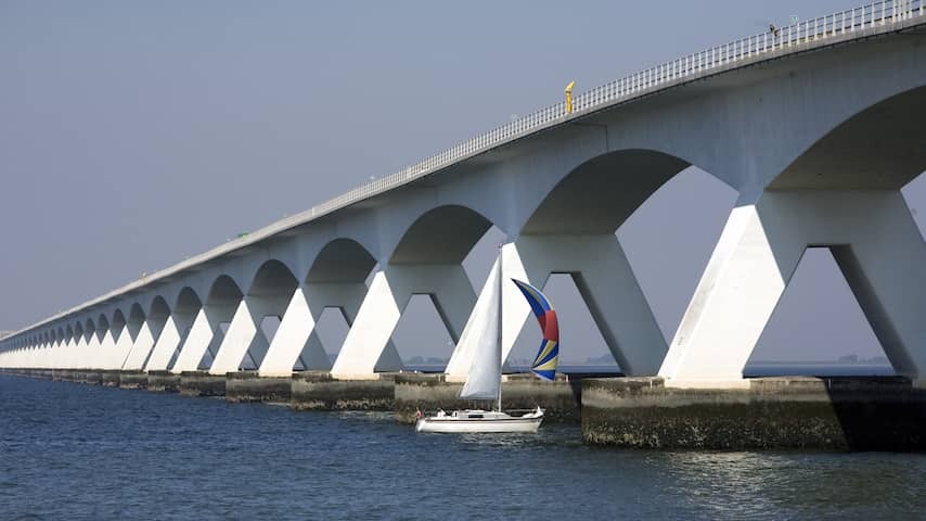 Man accidentally joins and is stuck in Zeelandbrug for twelve hours