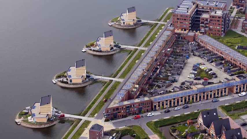 Roofs in the Eastern Netherlands are richly invested with solar panels, growth continues