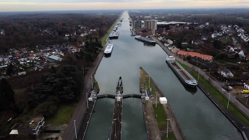 Oil tanker leaks 10,000 liters of oil in Belgium: miles of spot in Albert Canal