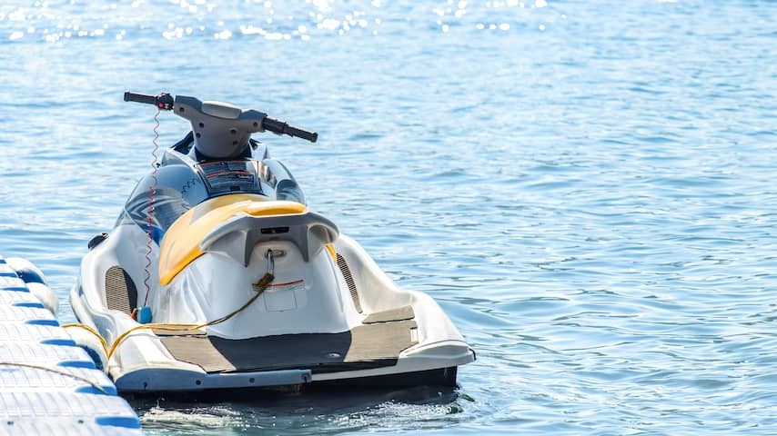 Father receives a fine of 3,670 euros because son (13) water scooter controls in Italy