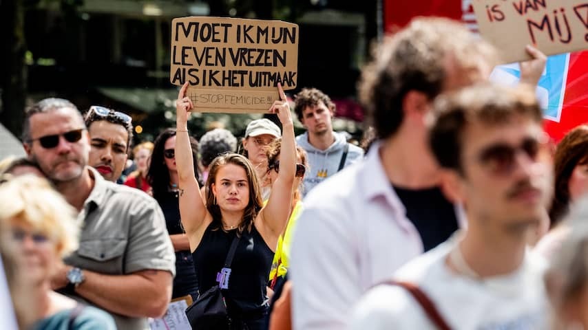 A thousand people at Mars against femicide, man arrested who stormed stage
