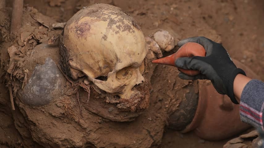 Workers find more than a thousand year old mummy in Tombin in Peru