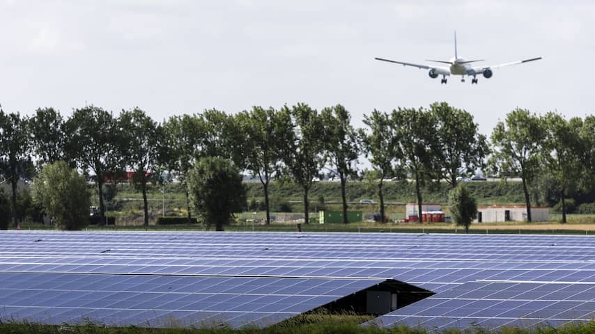 Owner of beautiful solar panels at Schiphol presents special spray