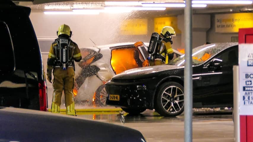 Displaying electric car difficult for fire brigade: 'Forbidding in underground garages'