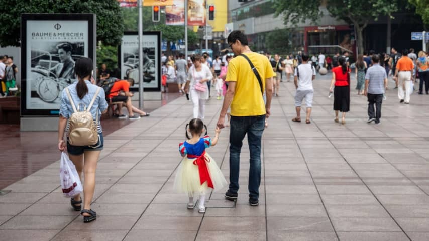 China is struggling with aftertaste and gives parents tax benefits