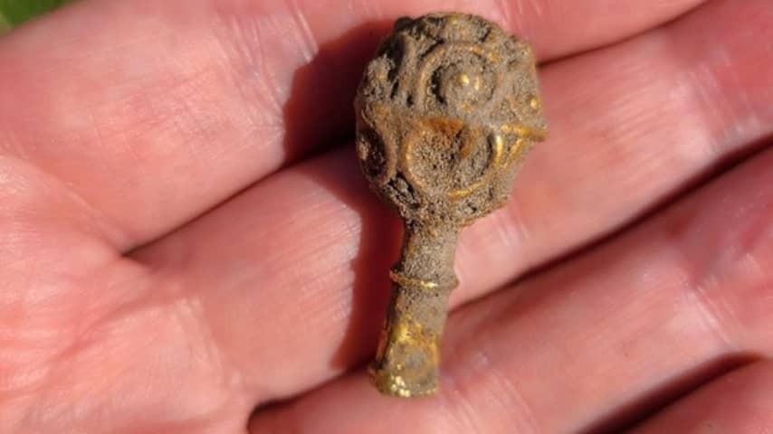 Student finds gold jewelry from Middle Ages in England in England