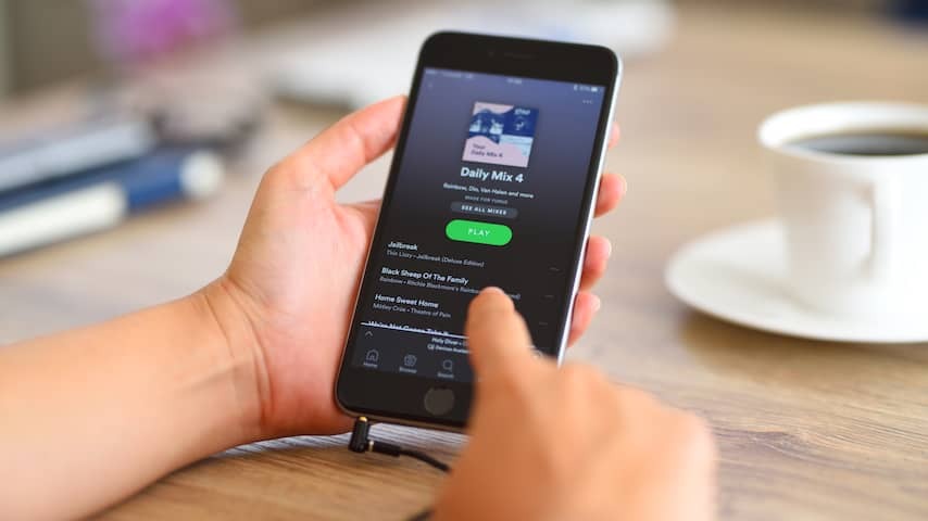 Spotify starts with chat function for users older than sixteen