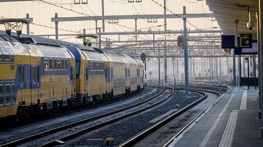 Man (20) with weapon removed from train at Zwolle station