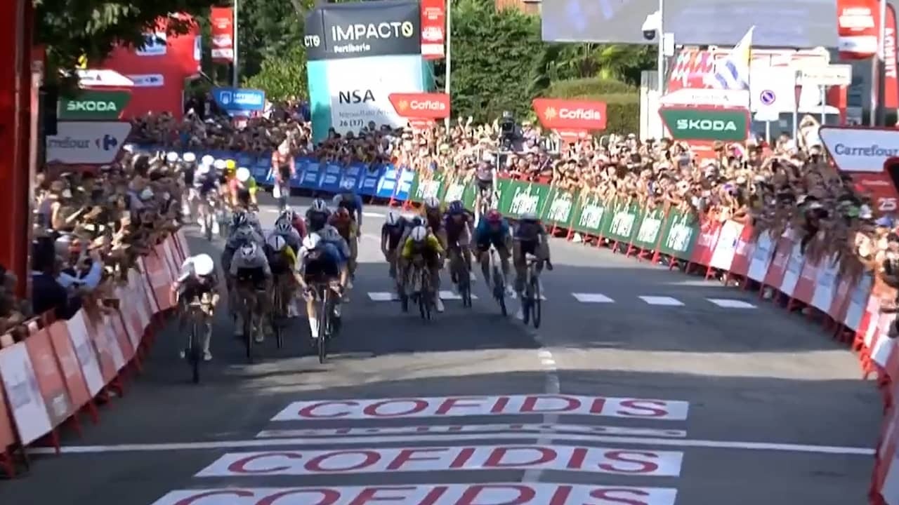 Image from Video: Philipsen hits hands after winning first stage Vuelta