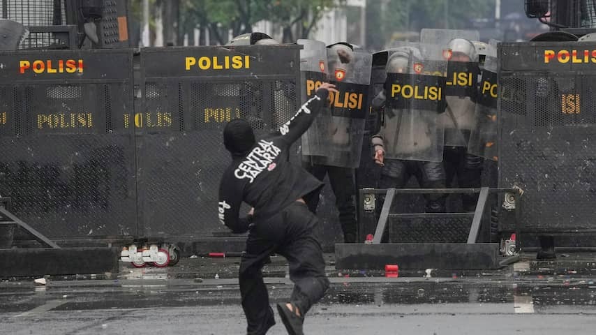 Violent protests Indonesia: Tiktok-Live on Black and President Cancelt Trip