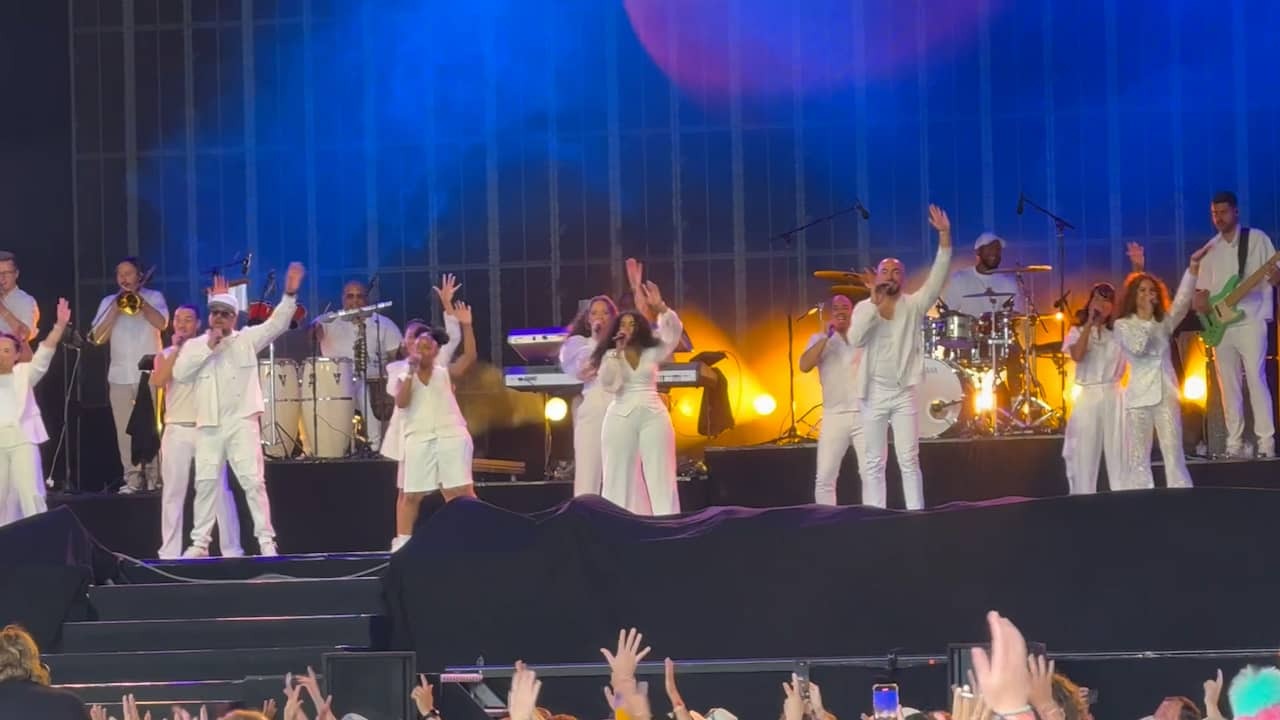 Image from video: Sun! Gospel Choir Performs at Lowlands