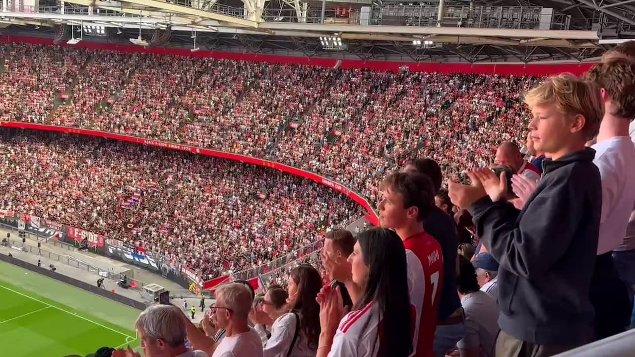Image from Video: Ajax fans Applaud Minute for Deceased Lisa