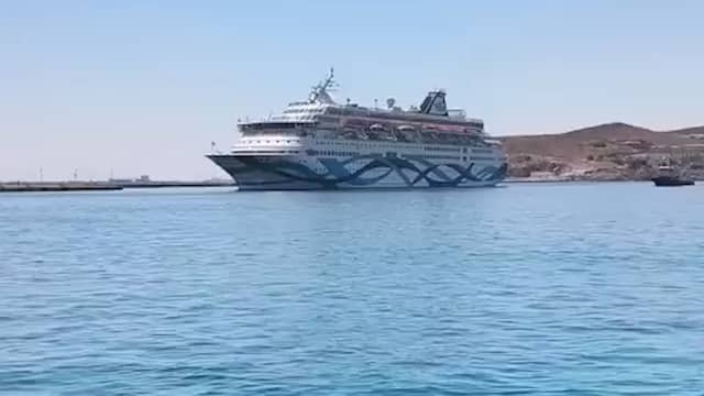 Angry Greeks chase Israeli cruise ship away from island