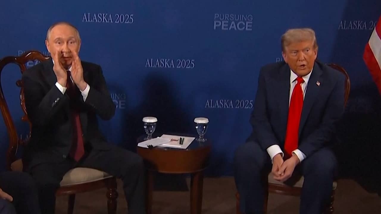 Image from video: Trump and Putin do not answer questions from calling journalists