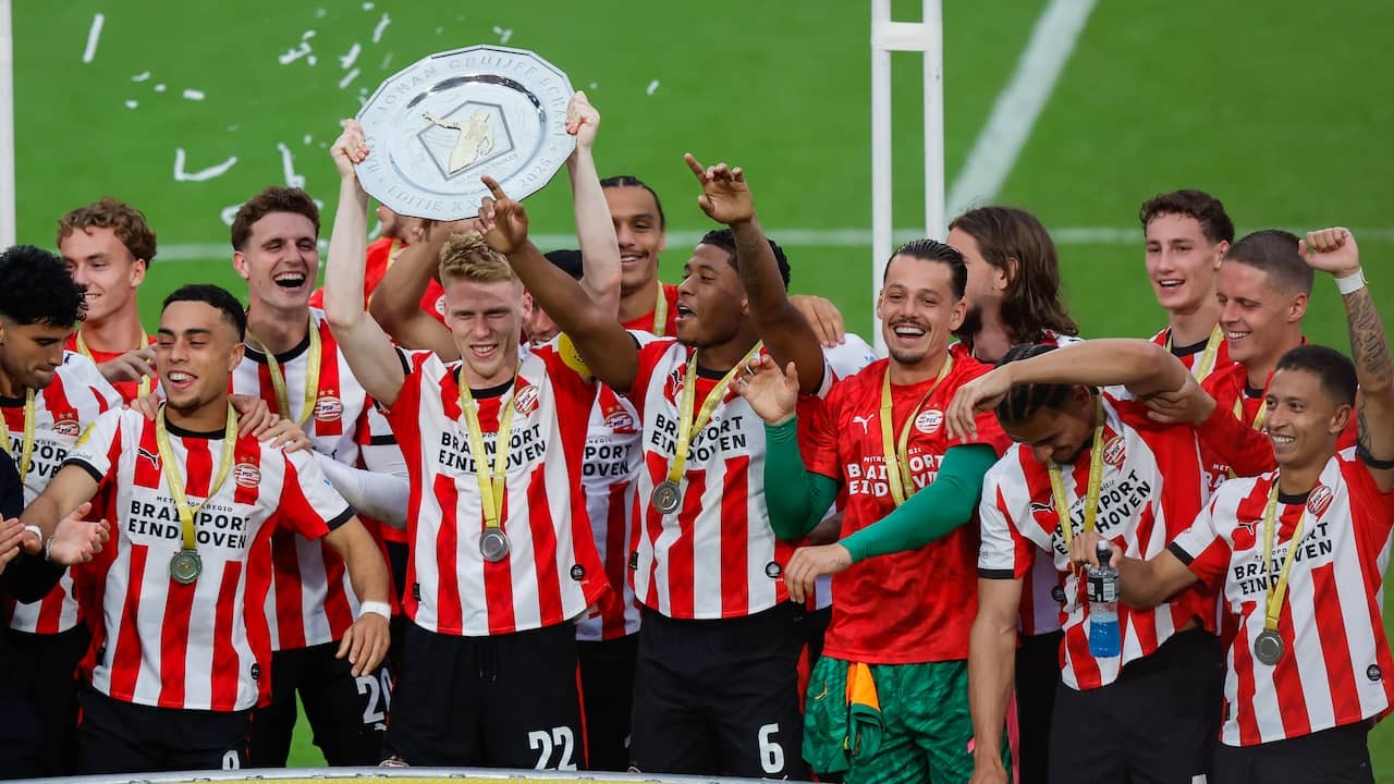 Image from Video: PSV celebrates win Johan Cruijff Scale together with supporters in Eindhoven