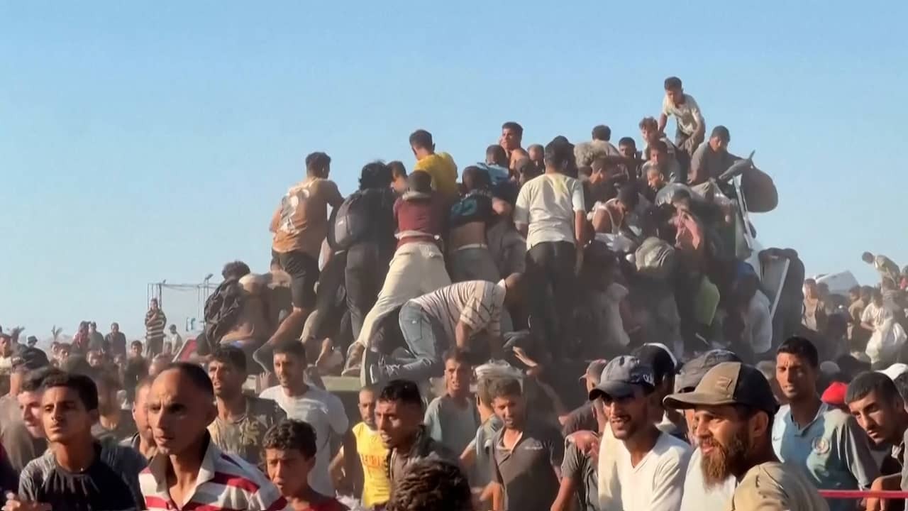 Image from video: Thousands of Palestinians try to get food from auxiliary trucks at the same time