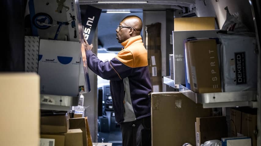 Postal companies stop delivering cheaper packages to USA