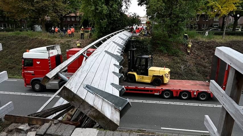 Pedestrian bridge in Tilburg tilts due to too high truck, hiker injured