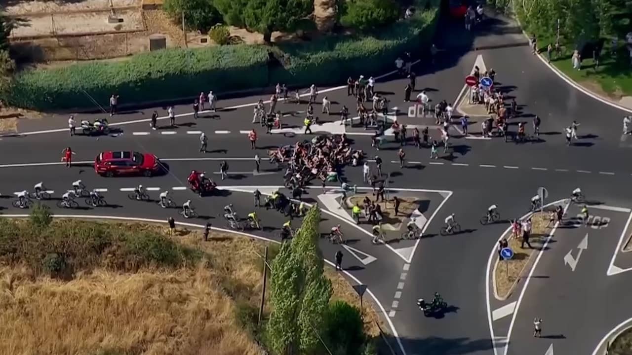 Image from Video: Riders Avoid Pro-Palestinian Demonstrators in Vuelta