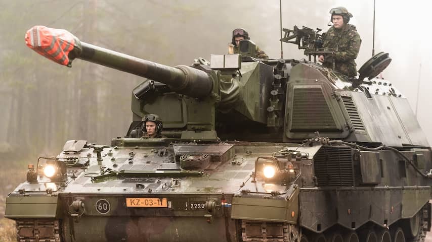 Military column with 55 -tonne Houwitsers crossed the Netherlands on Saturday
