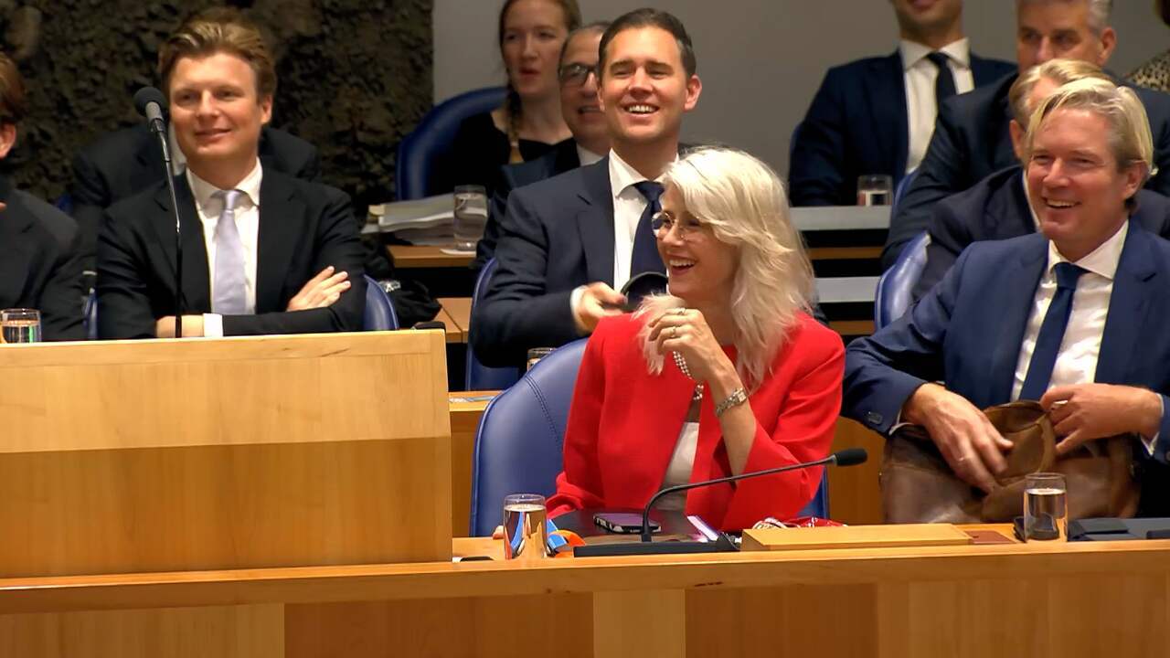 Image from video: Ministers jokes due to absent sheaf: 'BBB supplies Prime Minister'