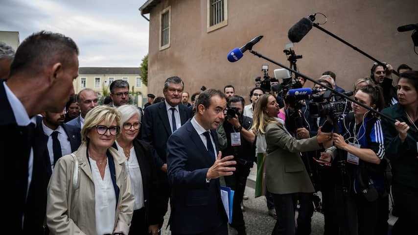 New French Prime Minister is running back to delete two holidays
