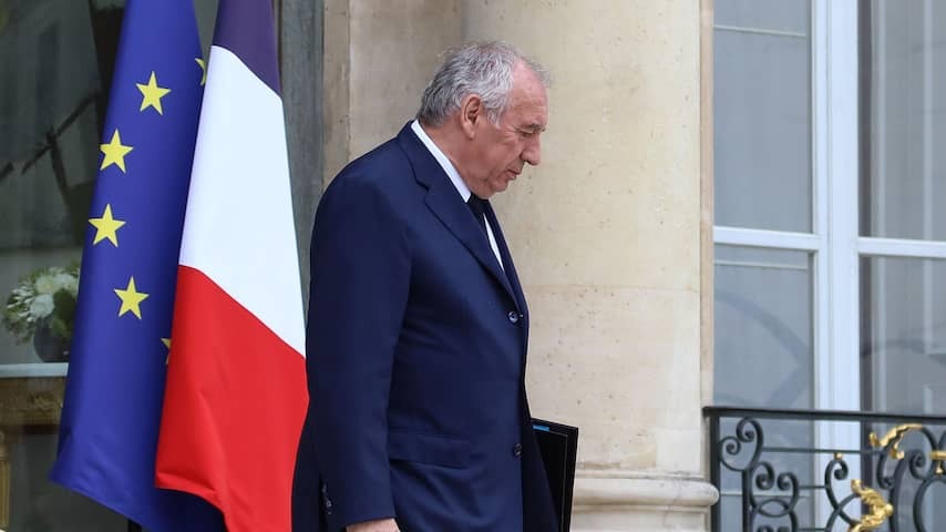 France deeper in political crisis: Macron has to look for prime minister again