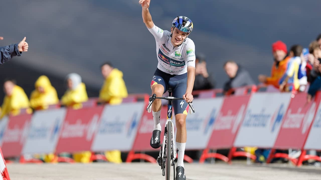 Image from Video: Pellizzari Wins Vuelta Stage on Final Climb Withered by Forest Fires