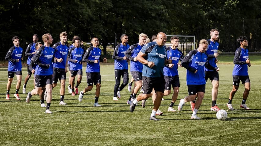 Hectic at Vitesse: players run from training field to sign the contract