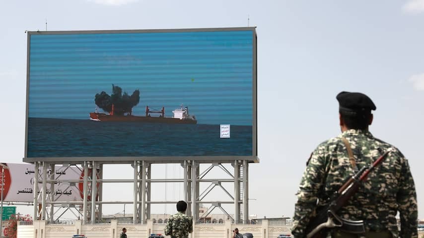 Shipping companies must choose: running danger in the Red Sea or 6,500 kilometers over