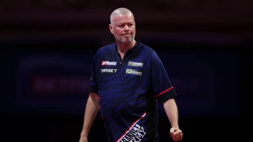 Van Barneveld impresses Chisnall and reaches eighth finals in Hungary