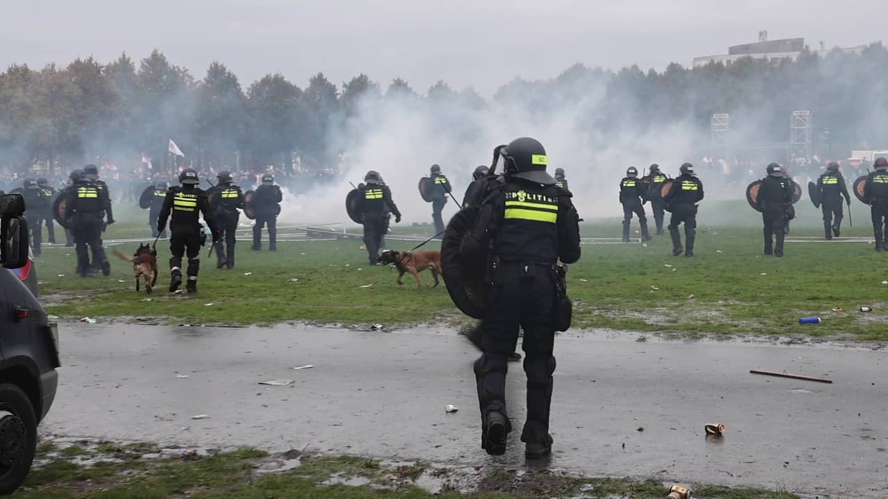 Image from Video: Asylum Demonstration On Malieveld Escalates, Windows D66 Office Smashed
