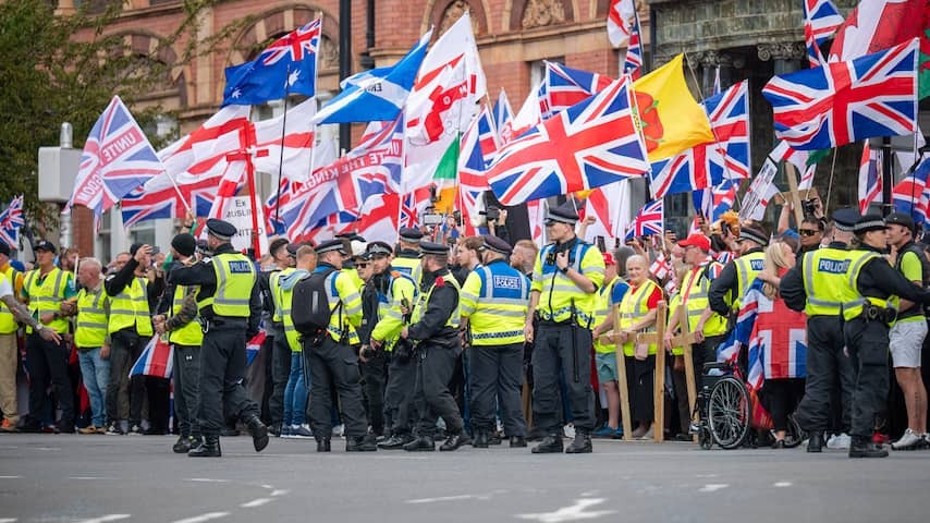 More than 100,000 demonstrators in anti-immigration payment in London