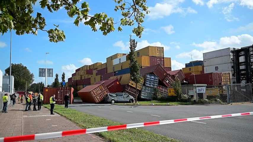 Wind Games Up to 100 kilometers per hour, containers blowing on cars in Rotterdam