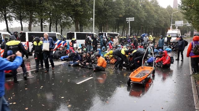 Police intervenes in action Extinction Rebellion on A12