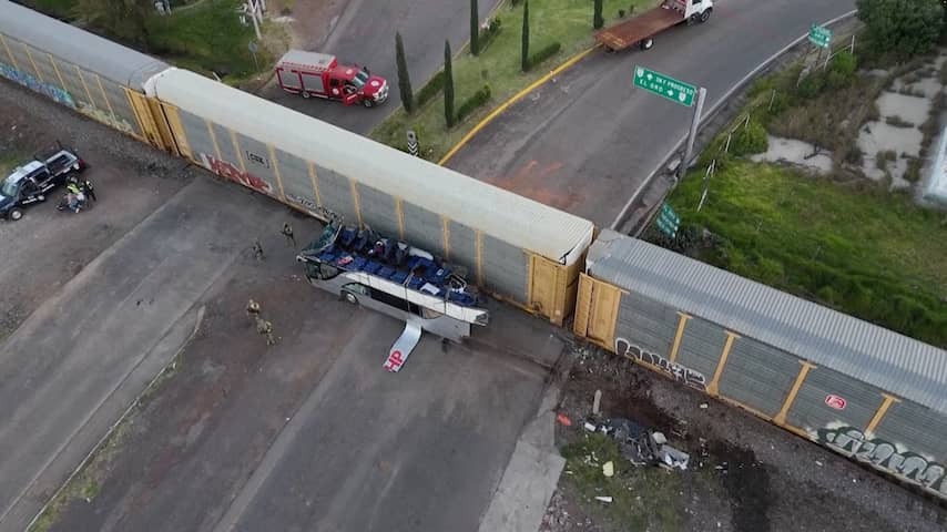 At least ten dead and dozens injured by collision train and bus in Mexico
