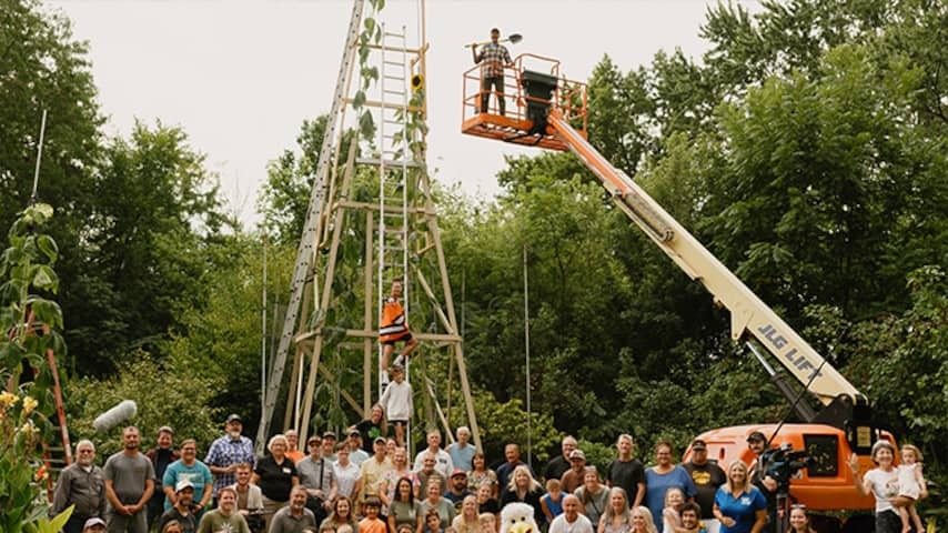 Ukrainian in US has a longest sunflower in the world with nearly 11 meters