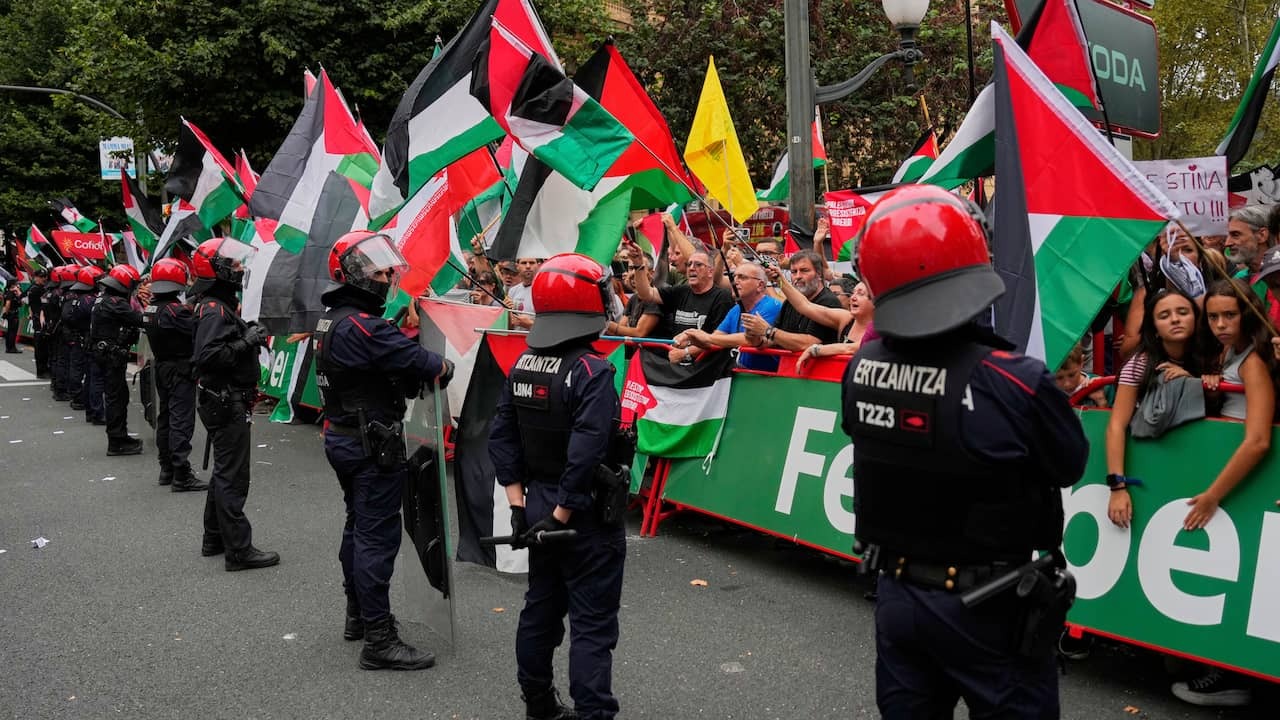 Image from Video: Peloton has to stop Vuelta because of pro-Palestinian protest