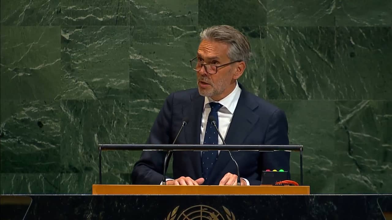Image from Video: Passed Trump and stands up for criticized UN