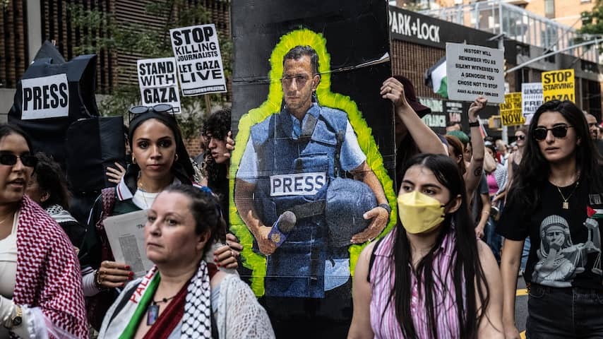 International media on black in protest against dead journalists in Gaza