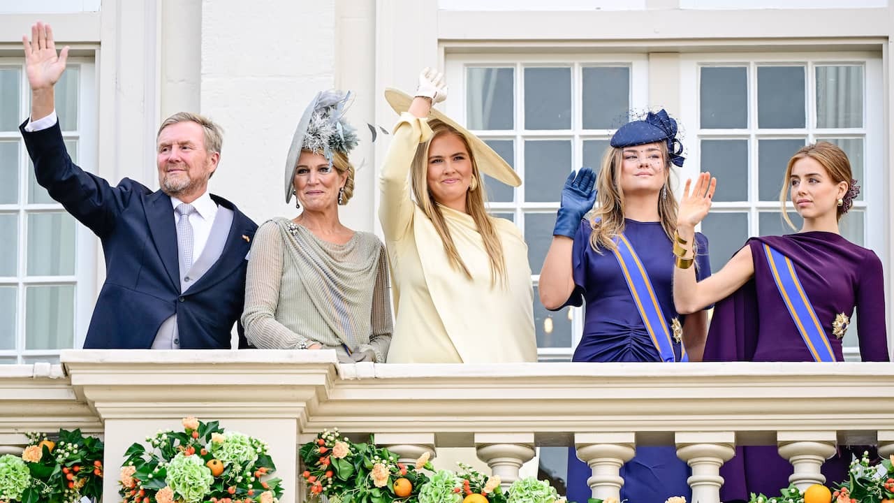 Image from video: Royal family waves to the public during balcony scene