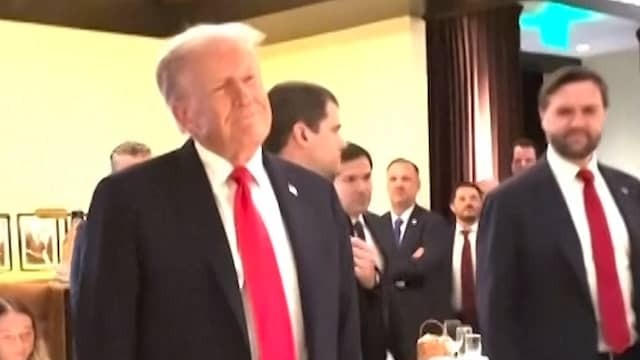 Trump unexpectedly face to face with demonstrators in restaurant