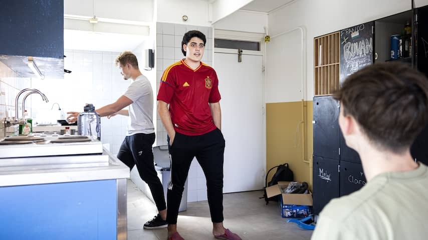 Fewer and fewer students go to rooms due to great shortage