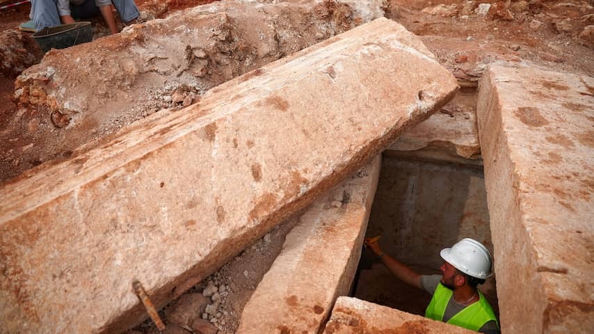 Archaeologists discover Roman tomb for the first time in Albania