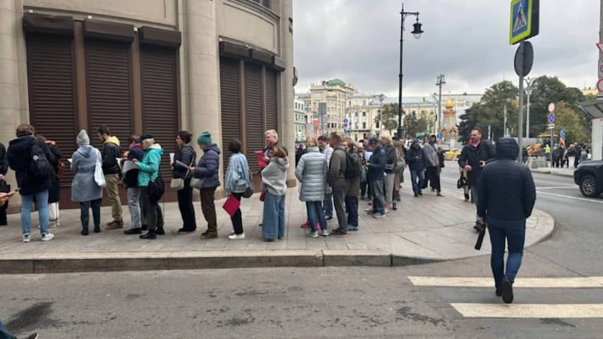 Russians report with petitions at the Putin office by way of protest