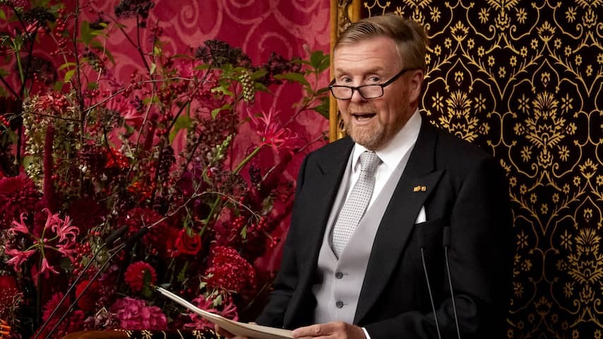 King calls on politics and society to reach each other 'in the mature way'