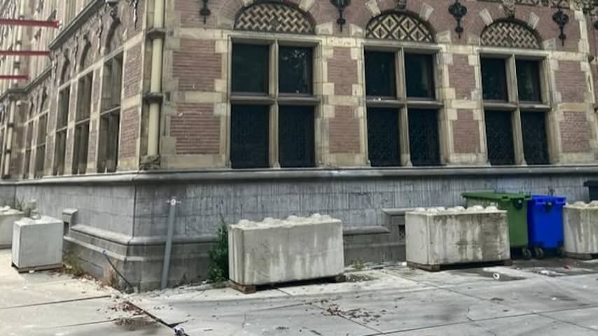 Binnenhof damaged by rioters in The Hague