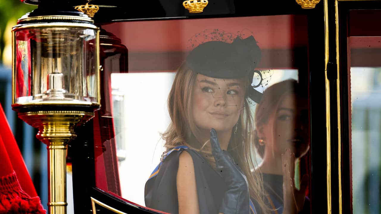 Image from video: Princess Ariane steps in Koets for her first Prinsjesdag