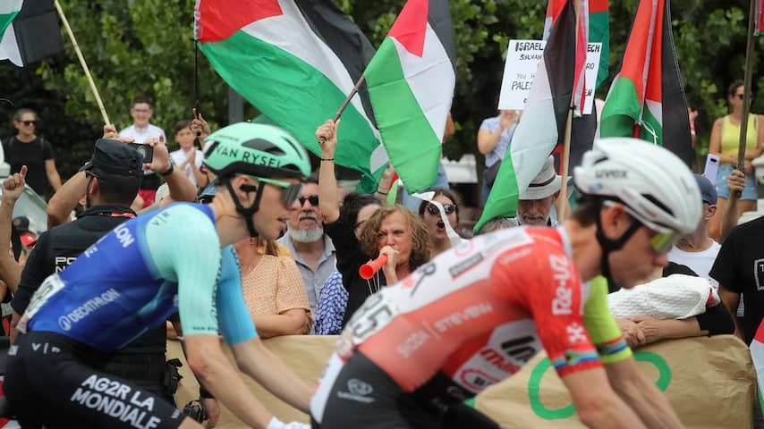 Pro-Palestinian demonstrator causes fall in fifteenth stage Vuelta