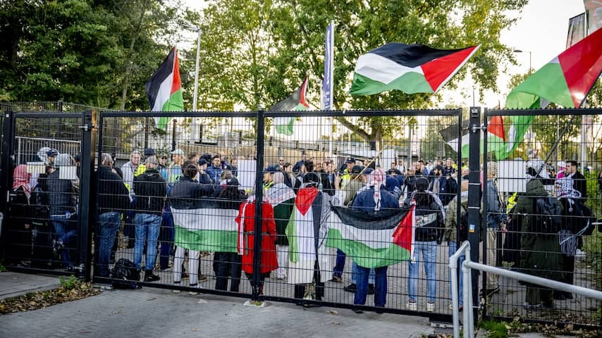 Me intervenes at Pro-Palestinian protest for entrance Honkball Stadium in Rotterdam
